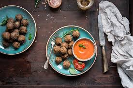 Le crocchette di lenticchie sono un piatto vegetariano, molto saporito e nutriente, un'alternativa alle classiche crocchette di patate. Polpette Di Lenticchie Verdi E Melanzane Con Salsa Di Pomodoro Crudo