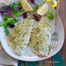 Lavate e grattugiate la scorza del limone e distribuitela sui filetti con un po' di rosmarino tritato. Filetti Di Branzino Al Forno Gratinati Ricetta Light E Saporita