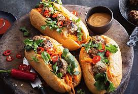 It is often split lengthwise and filled with savory ingredients like a submarine sandwich and served as a meal. Bá»‡nh Nhan Máº¯c Tiá»ƒu Ä'Æ°á»ng Äƒn Banh Mi Ä'Æ°á»£c Khong