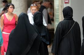 Check spelling or type a new query. Arabische Muslima Mit Burkas Spazieren In Der Innenstadt Munchen Bayern Deutschland Bayernkurier
