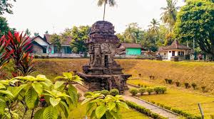 Nah, sesampai di lokasi candi, 1000 rupiah musti kita keluarkan untuk tiket masuknya. Candi Sawentar Peninggalan Majapahit Di Pelosok Kampung Blitar