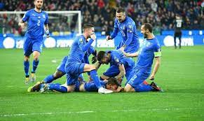 Azzurro) هو ممثل إيطاليا الرسمي في رياضة كرة القدم، يشرف على شؤونه الاتحاد الإيطالي لكرة القدم. ØªØµÙÙŠØ§Øª ÙŠÙˆØ±Ùˆ 2020 Ø¥ÙŠØ·Ø§Ù„ÙŠØ§ ØªØ¨Ø¯Ø£ Ù…Ø´ÙˆØ§Ø±Ù‡Ø§ Ø¨Ø§Ù„ÙÙˆØ² Ø¹Ù„Ù‰ ÙÙ†Ù„Ù†Ø¯Ø§ Ø±ÙŠØ§Ø¶Ø© Ø¹Ø±Ø¨ 48