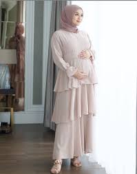 Renda dibuat seakan membentuk hiasan lipat yang sangat menawan. 7 Inspirasi Ootd Ibu Hamil Stylish Ala Selebriti