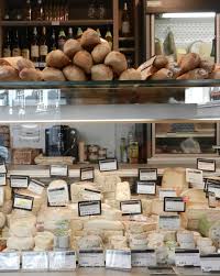 Charcuterie Fromages Pains Produits D Epicerie Fine Tout Ca Dans L Avant Boutique De Welcome Bio De Quoi Vous Mettre L Biocoop Magasin Bio Epicerie