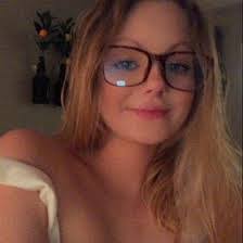 Samantha Schiller's Instagram, Twitter & Facebook