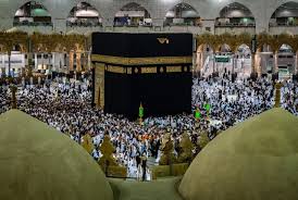 Seperti ibadah haji, rukun tawaf saat umrah dimulai dari hajar aswad dan berakhir pada batu itu pula. Tawaf Republika Online