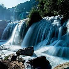 水调歌头 水 李文冠无中生有处 阴极入阳时 虚裁高下 凝练河海且成池 方正难如形体 浩荡曲弯容易 世上事如斯 奔流亦称势 吞吐实行棋 江湖急 听点滴 摘云旗 飘飘洒洒 风雨变换降人梯 谁敢拾云而上 都道乘鸾已去 来往润尘泥 零落归平宇 起伏是天机