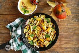 Patate e zucchine trombetta, un contorno di verdure, semplice ed appetitoso!le zucchine trombetta, sono prima cotte in padella, sfumate con il vino bianco e poi aggiunte le patate lessate, un contorno facile e gustoso ! Zucca E Patate In Padella Contorno Saporito Ricette Al Volo