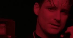 Lost Highway (1997), de David Lynch, es un viaje oscuro entre identidad  fragmentada, paranoia y deseo. La historia comienza con Fred Madison (Bill  Pullman), un saxofonista acusado del asesinato de su esposa (