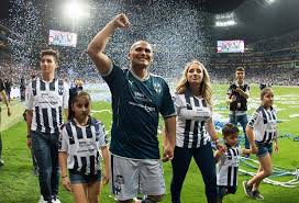 El chupete suazo volverá a méxico. Chupete Suazo Tuvo Multitudinaria Despedida En Mexico Y En Chile Cuando Guioteca