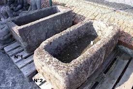 Chercher tous les produits, les producteurs et les revendeurs de bancs en pierre reconstituée: Bac Ou Reservoir D Eau En Pierre De Lave H 45 Cm