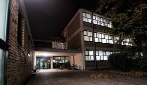 Secondary education in italy lasts eight years and is divided in two stages: La Scuola Secondaria Di Primo Grado Einaudi I C Grimani