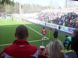 Stadionets asymmetriske langsider, buete kortsider og avrundete hjørner gir anlegget en dynamisk. Kongsvinger Valerenga On Gjemselund Stadion 08 05 10 Mapio Net