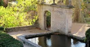 Le Chateau De La Barben 2 Les Jardins A La Francaise Balade En Provence Jardin Francais Joli Jardin Jardins