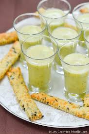 Le Veloute De Courgette Et Son Sable Aux Olives Les Cocottes Moelleuses Food Soup Appetizers Cooking Recipes