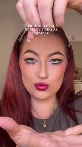 Piercing No Rosto Perto Do Olho