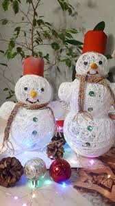 как сделать новогоднюю поделку своими руками в детский сад Snegoviki Iz Nitok Podelki V Detskij Sad Novogodnyaya Skazka Rozhdestvenskie Podelki Tvorcheskie Idei Snegovik Podelki