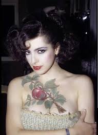 weizai（互关） on X: 为艺术献身的女神——多娜泰拉·达米亚妮，现实中的“八尺夫人” t.coCa9qnGzK5m   X