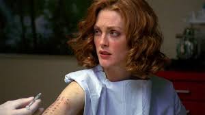 L'ouverture de safe et cette voiture qui serpente entre les rues d'une banlieue résidentielle pendant que les noms des membres du casting s'illuminent dans un blanc aveuglant annonce en quelque sorte l'aspect. Streaming Now Safe