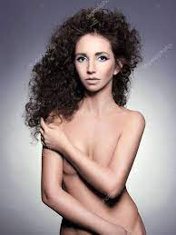 Güzel Çıplak Kadın Saç Modeli Ile Çıplak Seksi Kız | Stok fotoğrafçılık  ©photoagents | Telifsiz resim #220385896