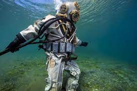 Ben Castro Tries The Mark V Diving Helmet And Suit In Dutch Springs Kfdgroupcommercialdivingequipme Diving Helmet Underwater Photographer Scuba Diver Costume