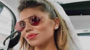 Un format longevo, quello del grande. Flora Canto La Compagna Di Brignano In Sottoveste Rossa Un Vero Splendore Foto