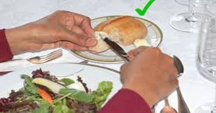 Tableart Savoir Vivre Buttering Bread Table Art Art De La Table Table Etiquette Dining Etiquette Dinner Party Table