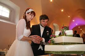 Man Beachte Die Handhaltung An Der Hochzeitstorte Hochzeit Kleid Hochzeit Dj