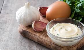 Pietanza a base di uova di muggine. Aioli Salsa Dell Aperitivo Castigliano