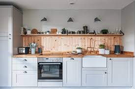 Light grey kitchen with wood worktop ukg pro. Hyj 7gkc3ecukm