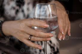 mão feminina segurando uma taça de vinho 3280412 Foto de stock no Vecteezy