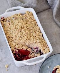 Comforting And Very Delicious Plum And Apple Crumble This Is The Perfect Dessert For Fall The Recipe Conta Plum And Apple Crumble Vegan Crumble Apple Crumble