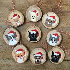 We love celebrating our pets all season long, and custom dog and cat christmas ornaments are the perfect gift for the animal lovers on your holiday shopping list. Ornement Pour Animaux De Compagnie Personnalise Ornement De Etsy Wood Christmas Ornaments Custom Pet Ornament Cat Christmas Ornaments