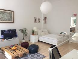 Wohnzimmer Mit Stilvollem Palettencouchtisch Diy Paletten Couch Wg Zimmer Zimmer Paletten Couch