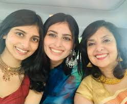 This Diwali stay invested! Here is Ayesha Faridi wishing ET NOW viewers a  #SahiDiwaliSaveDiwali and prosperous Samvat ahead! #Diwali #Diwali2018  #Samvat2075 #HappyDiwali #MuhuratTrading