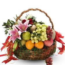 Cesta De Fruta Con Lilium Www Floristeriapetalos Com Arreglos Frutales Con Flores Arreglos Frutales Arreglos Florales