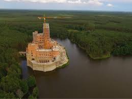Zlokalizowana jest w puszczy noteckiej, pośrodku lasów, na sztucznie usypanej wyspie, w obszarze natura 2000. Zamek W Stobnicy W Puszczy Noteckiej Wojewoda Wielkopolski Uznal Waznosc Pozwolenia Na Budowe Tvn24