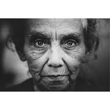 Martha Abrego, conocida como "La Shakira" ex combatiente por parte de la  guerrilla, dice haber luchado junto a líderes del partido de izquierda,  quienes luego se olvidaron del pueblo y se enriquecieron