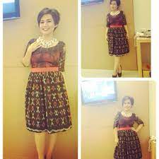 Jadi tantangan bagi para desainer lokal untuk ikut melestarikan budaya dengan mengolah kain tradisi menjadi fashion item yang wearable dan fashionable. Simple Kain Tenun Timor Dress Pakaian Wanita Model Pakaian Wanita Model Pakaian