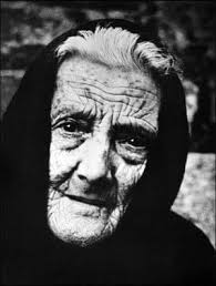 Vi" u tuđini sjetite li se majke svoje stare . STARICA MAJKA Mala kuća  preko puta Tu starica zivi sama Bolesna je i nemoćna I tuga joj srce slama  Preko sobe tesko