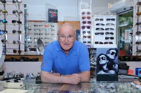 Συγκλονιστικό το αντίο του συζύγου της (video). Spyros Giatras Tipota Den Kanei Ton An8rwpo Pio Geloio Oso H Epi8ymia Na Fainetai Spoydaios Bizznews Gr