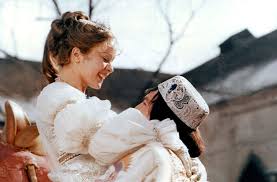 Ein silbergewirktes kleid mit schleppe zum ball, aber eine prinzessin ist es nicht. damit spielt sie auf ihre bisherigen drei begegnungen an, aber der prinz kann es nicht lösen und so entzieht sie sich ihm. Weihnachts Klassiker Drei Haselnusse Fur Aschenbrodel Alle Sendetermine Kultur Stuttgarter Zeitung