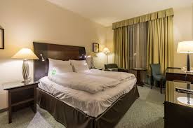 They have 32 hotels with 4,760 rooms and employs 2,000 people. Lindner Hotel City Plaza Koln Ubernachtungsreport Reise Wahnsinn