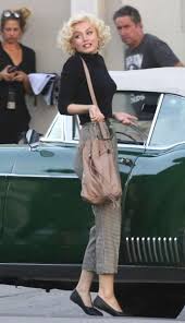 La actriz cubana ana de armas ha sido la elegida para interpretar la nueva película de netflix: First Image Of Ana De Armas As Marilyn Monroe For The Movie Blonde 9gag
