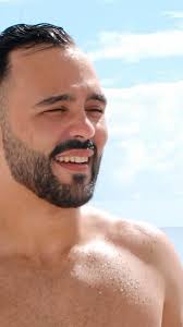 Un pobre infeli’😂🥲 , La verdad es que no pega una, me tiro a la playa y  lo primero que encuentro está una linda piedra que se me atraviesa en el  dorso🫠 , Adolorido pero en la playa 🙂‍↕️🏖️