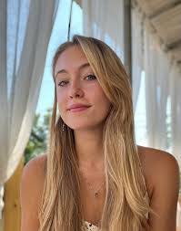 Isabelle Meeks's Instagram, Twitter & Facebook