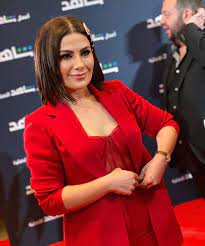 شاهدوا.. جرأة الأردنية صبا مبارك بالقميص الأحمر الشفاف في دبي - المدينة نيوز