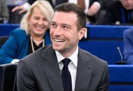 Во Франции задержали пенсионера, который разбил яйцо о голову лидера  «Национального объединения» Барделлы • Портал АНТИКОР