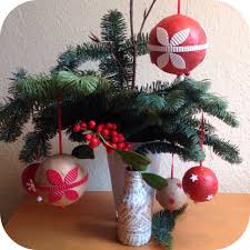 Sie möchten einen weihnachtskranz basteln und suchen nach inspirationen und ideen, wie sie das machen können? Weihnachtskugeln Einmal Anders Oder Kugeln Fur Kleine Leute Lilamalerie De