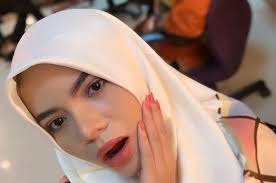 Yap, siapa lagi kalau bukan dinar candy. 6 Potret Dinar Candy Berhijab Pesonanya Sangat Berbeda Theasianparent Indonesia